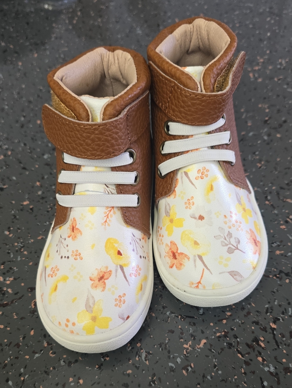 18- 24 Months.    Kids Brown and White Monkey Feet Floral High-Top Sneakers
